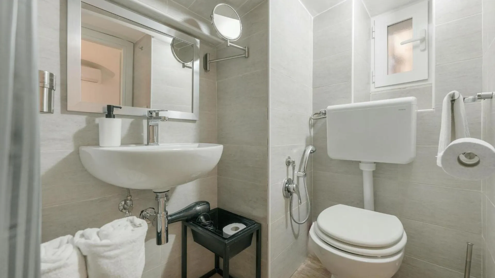 La Casa Di Romeo Al Vomero Neapol 0*,  Włochy